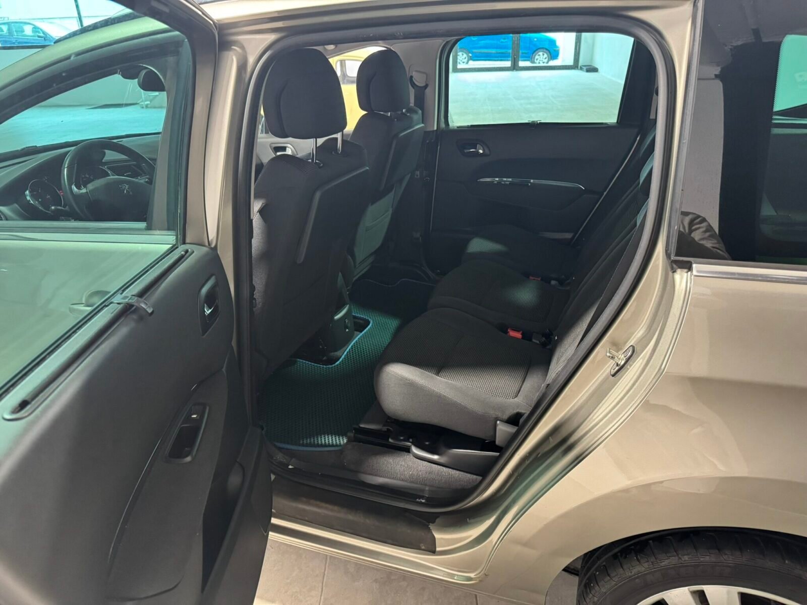 PEUGEOT 5008 1.6 HDI STYLE