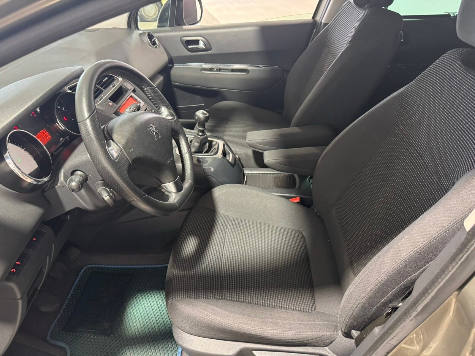 PEUGEOT 5008 1.6 HDI STYLE