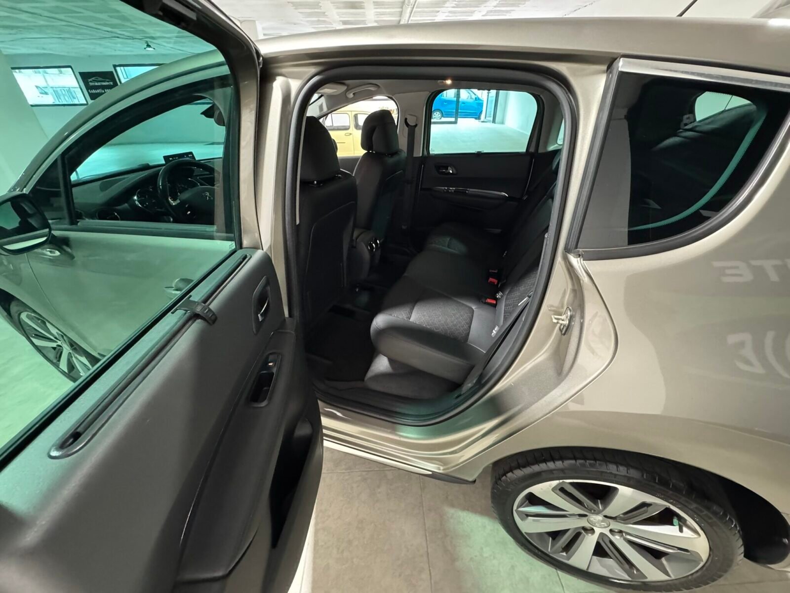 PEUGEOT 3008 1.6 hdi