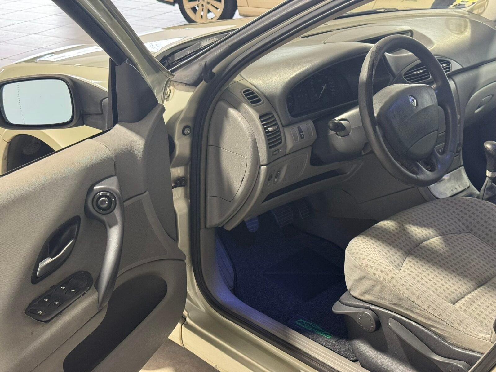 RENAULT  AUTHENTIQUE 1.6